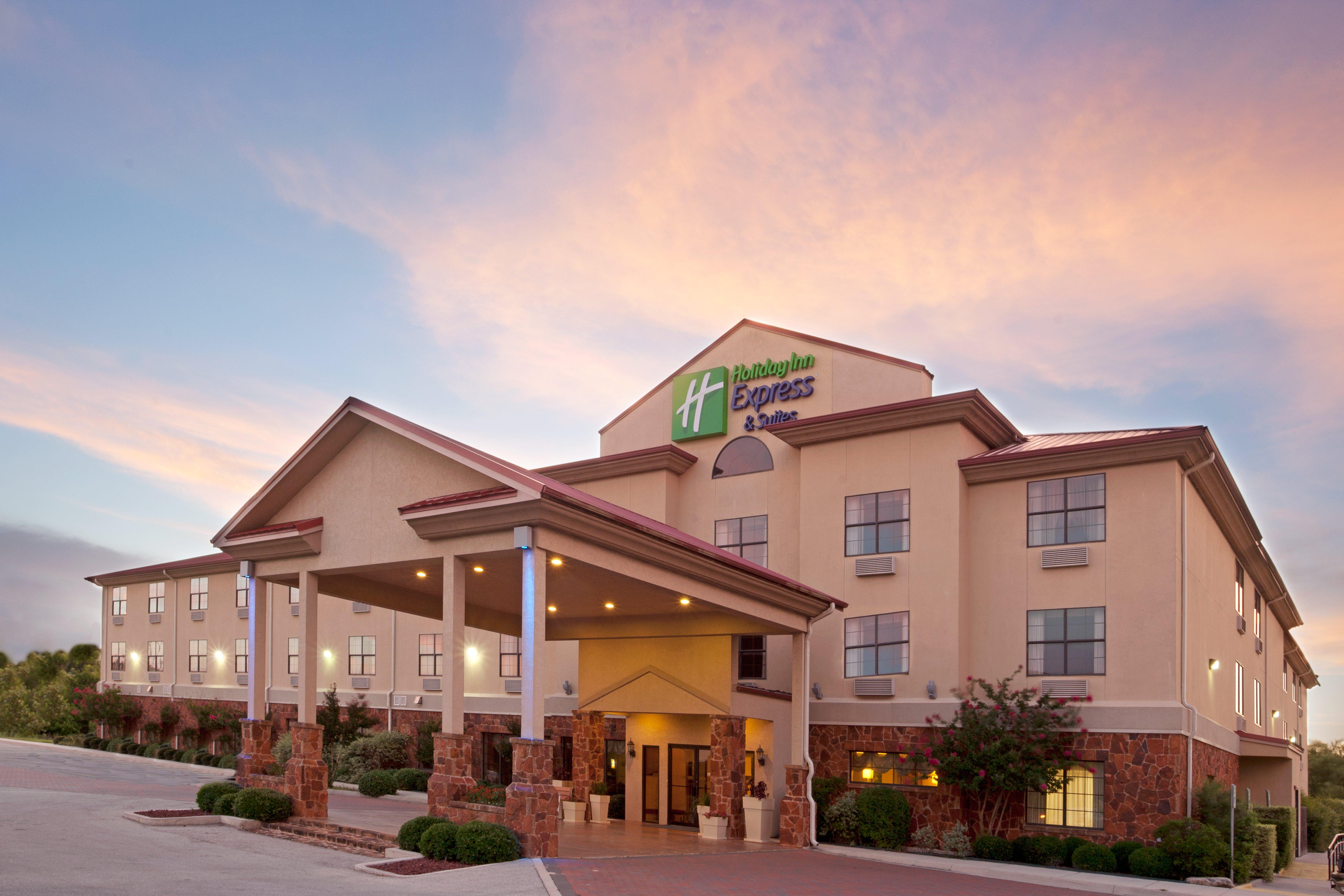 Holiday Inn Express & Suites קרוויל מראה חיצוני תמונה