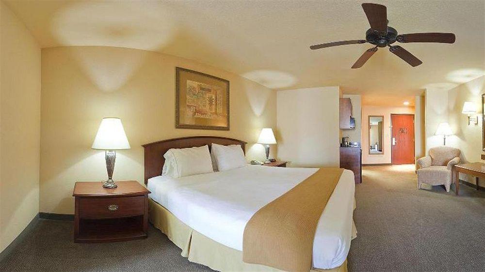 Holiday Inn Express & Suites קרוויל מראה חיצוני תמונה